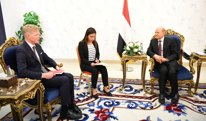 Le chef du Conseil présidentiel du Yémen, Rashad al-Alimi, rencontrant l'envoyé des Nations unies pour le Yémen, Hans Grundberg, à Aden, au Yémen, le 10 mai 2022. (Reuters)