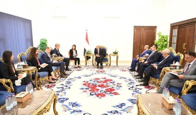L'Envoyé spécial des Nations unies pour le Yémen, Hans Grundberg, rencontrant les membres du Conseil présidentiel à Aden. (Gouvernement du Yémen)