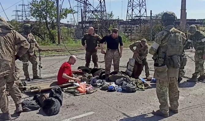 Moscou a affirmé que près de 1 000 soldats ukrainiens retranchés depuis des semaines à l'intérieur de l'immense aciérie Azovstal à Marioupol, dans le sud-est, s'étaient «constitués prisonniers». (Reuters)