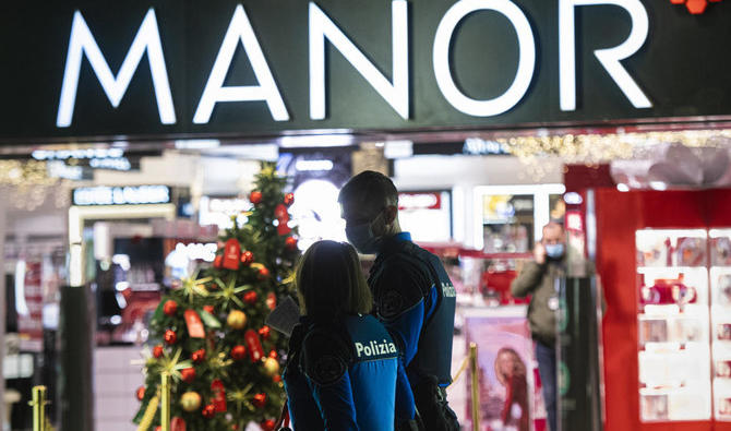 La police près de la zone où une attaque au couteau s'est produite dans un grand magasin de Lugano, en Suisse en 2020. (AP)