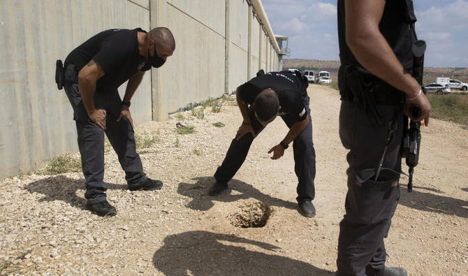 Le 6 septembre 2021, ces six Palestiniens écroués pour des attaques anti-israéliennes s'étaient enfuis de la prison de Gilboa, dans le nord d'Israël, via un tunnel creusé sous un évier et débouchant à l'extérieur du pénitencier. (Photo, AP)