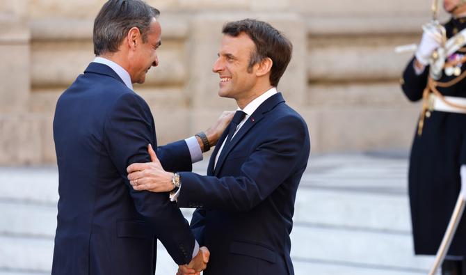 Le président français Emmanuel Macron accueille le Premier ministre grec Kyriakos Mitsotakis au château de Versailles, près de Paris, le 10 mars 2022. (Photo, AFP)