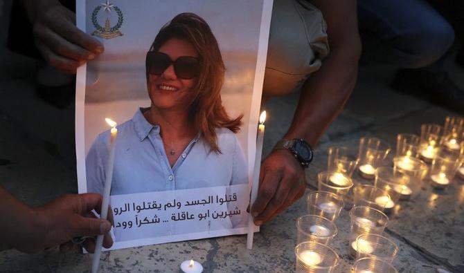 La famille et les amis de la journaliste d'Al Jazeera Shireen Abu Akleh assistent à une veillée aux chandelles devant l'église de la Nativité à Bethléem. (Photo, AFP)