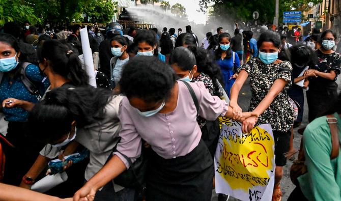 Des étudiants de la faculté de médecine et des sciences participent à une manifestation antigouvernementale exigeant la démission du président sri-lankais Gotabaya Rajapaksa en raison de la crise économique paralysante du pays, à Colombo le 29 mai 2022. (Photo, AFP)