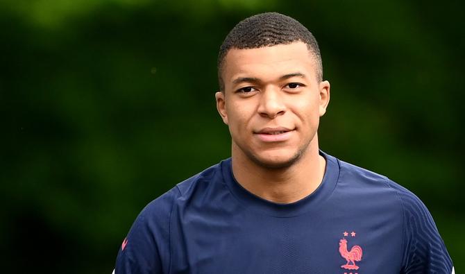 L'attaquant français Kylian Mbappé arrive pour une séance d'entraînement à Clairefontaine-en-Yvelines, près de Paris, le 29 mai 2022 dans le cadre de la préparation de l'équipe pour la prochaine UEFA Nations League. (Photo, AFP)