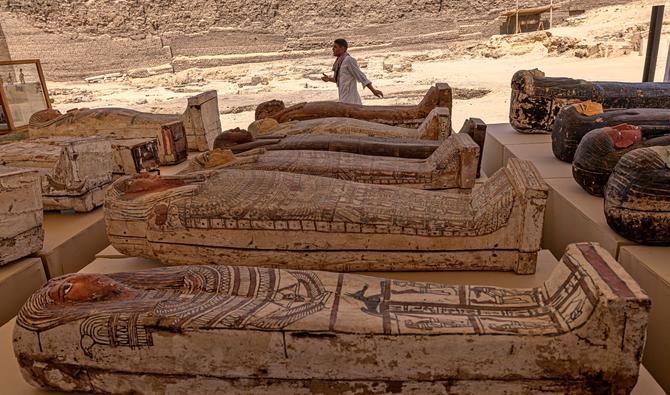 L'Egypte a dévoilé la découverte d'une cache renfermant 250 sarcophages et 150 statues de bronze dans la nécropole de Saqqara au sud du Caire. (Photo, AFP)