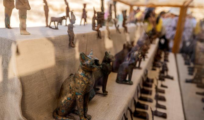 L'Egypte a dévoilé la découverte d'une cache renfermant 250 sarcophages et 150 statues de bronze dans la nécropole de Saqqara au sud du Caire. (Photo, AFP)