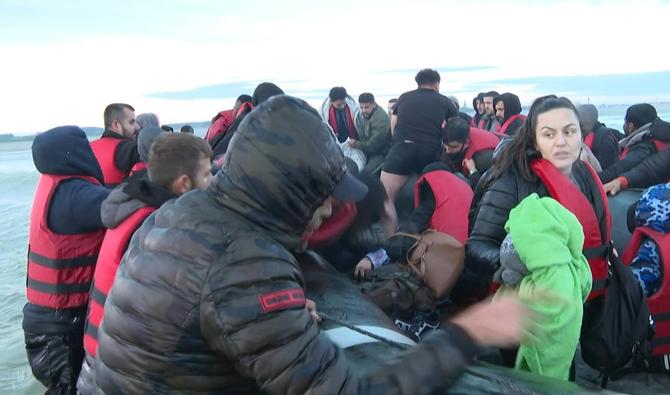 Sortis des taillis à l'aube, deux groupes de migrants traversent la vaste plage devant Gravelines, bourgade côtière du nord de la France, leurs bateaux semi-rigides sur les épaules. (Photo, AFP)