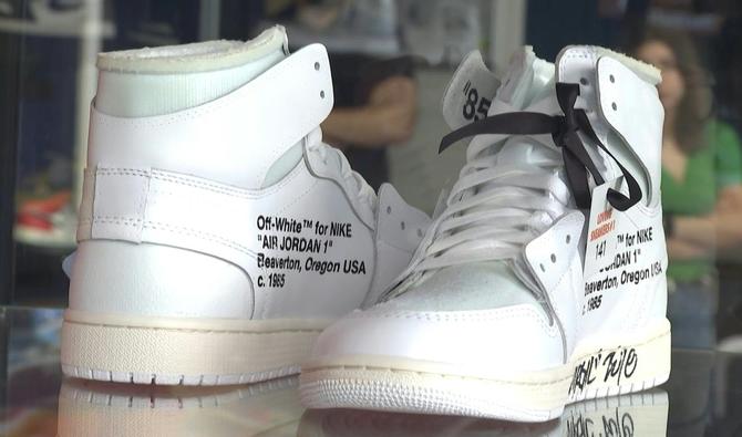 Plus de 200 paires de «sneakers» en édition limitée sont mises aux enchères dimanche par la maison Millon, d'un modèle signé à la main par Virgil Abloh à celui que portait Michael Jordan en 1989, en passant par une création du célébrissime rappeur Travis Scott (Photo, AFP).