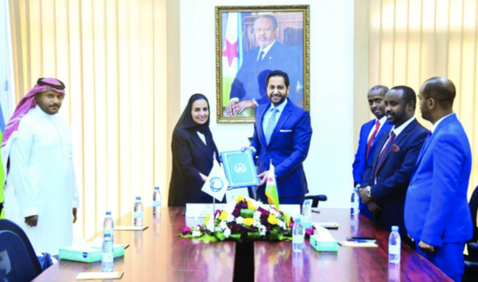 L'ambassadeur de Djibouti, Dya-Eddine Saïd Bamakhrama, signe la charte fondatrice de l'Organisation de coopération numérique lors d'une cérémonie organisée à Riyad. (Photo fournie)