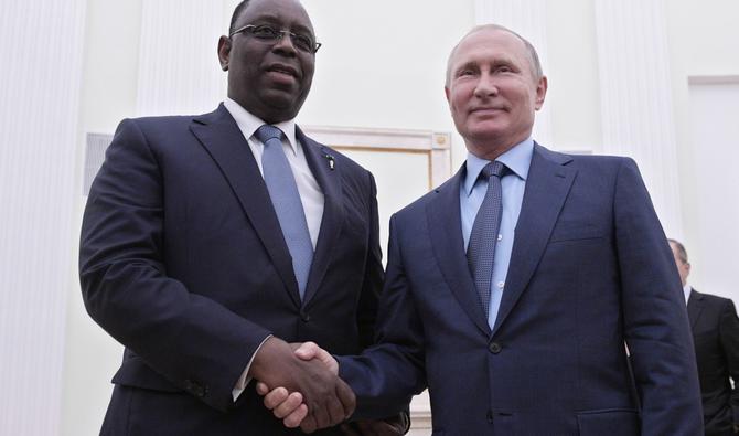 Le président russe Vladimir Poutine serre la main du président sénégalais Macky Sall lors d'une réunion au Kremlin à Moscou, le 20 juin 2018. (Photo, AFP)