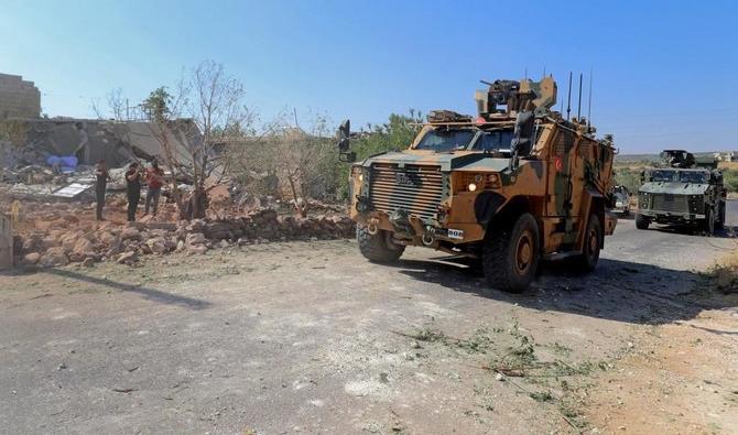 Des troupes turques dans des véhicules blindés de transport de troupes arrivent dans le village d'Iblin, dans la région de Jabal Al-Zawiya, dans la province d'Idlib, dans le nord-ouest de la Syrie. (Photo, AFP)