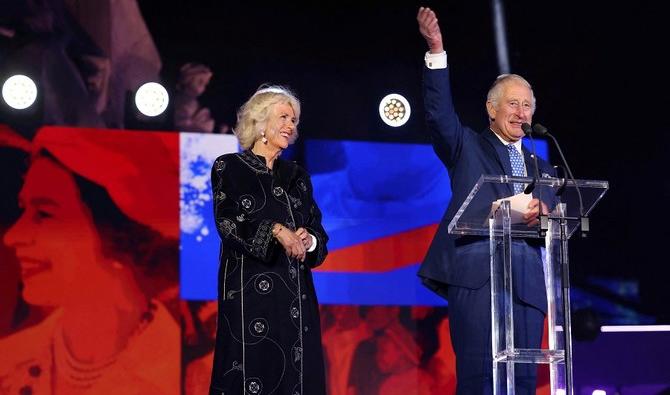 Camilla, duchesse de Cornouailles, vêtue d’une daqlah, conçue par le créateur saoudien Yahya al-Bishri, lors du concert du jubilé de platine de la reine Elizabeth. (Photo, AFP)