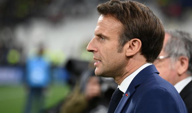 Le président français Emmanuel Macron assiste à la cérémonie de remise des trophées à l'issue du match de football de la finale de la Coupe de France entre l'OGC Nice et le FC Nantes au Stade de France, à Saint-Denis, en périphérie de Paris, le 7 mai 2022. (Photo, AFP)