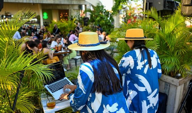 Le duo de DJ cubaines Pauza mixe de la musique à La Havane, le 16 mai 2022. (Photo, AFP)