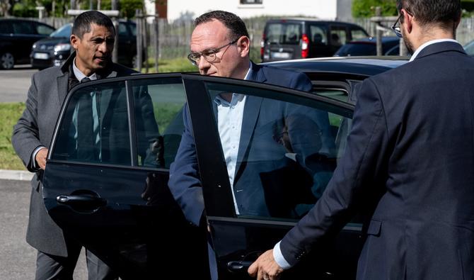 Il est 17H00 mercredi lorsque le député s'extrait d'une petite voiture pour participer à l'inauguration de « La clinique du souffle », à Hauteville, joli coin de plateau verdoyant. (Photo, AFP)