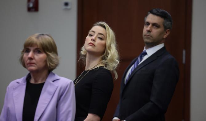 L'actrice Amber Heard et ses avocats Elaine Bredehoft et Benjamin Rottenborn au palais de justice du comté de Fairfax, en Virginie, le 1er juin 2022. (Photo, AFP)