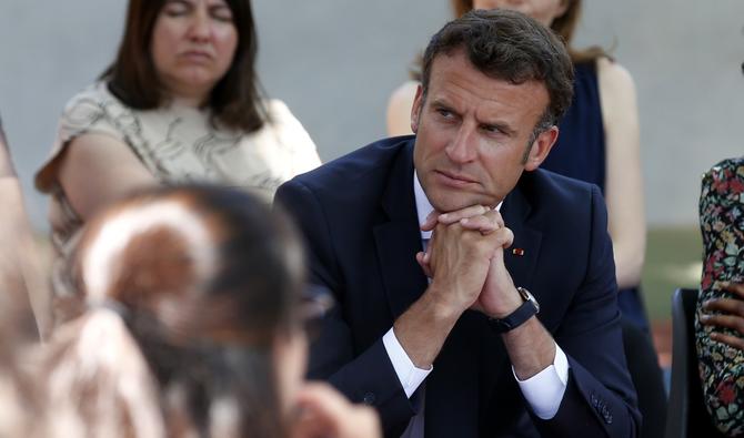 Le président français Emmanuel Macron visite l'Ecole Menpenti et son laboratoire de mathématiques expérimentales à Marseille, dans le sud-est de la France, le 2 juin 2022. (Photo, AFP)