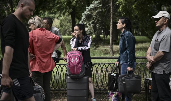 Des habitants attendent pendant qu'ils évacuent la ville de Sloviansk, dans la région du Donbass, à l'est de l'Ukraine, le 2 juin 2022. (Photo, AFP)