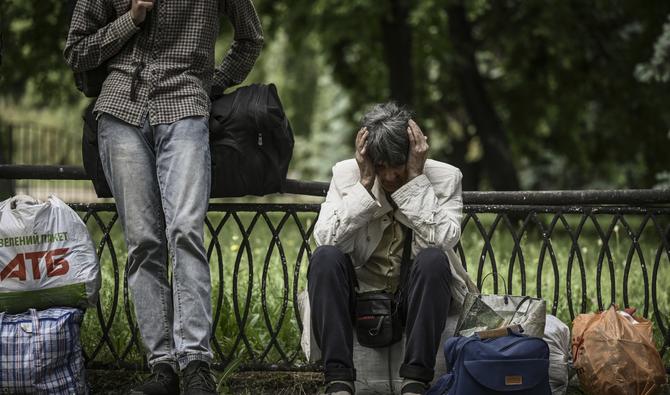 Des habitants attendent pendant qu'ils évacuent la ville de Sloviansk, dans la région du Donbass, à l'est de l'Ukraine, le 2 juin 2022. (Photo, AFP)