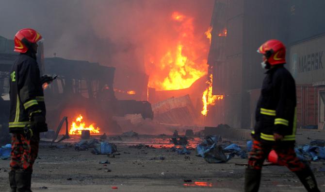 Des centaines de pompiers ont été aussitôt dépêchés sur le site pour éteindre le sinistre qui s'est propagé à plusieurs conteneurs pleins de produits chimiques, provoquant une gigantesque explosion une heure plus tard, ont indiqué les services d'incendie. (Photo, AFP)