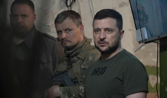 Le président ukrainien Volodymyr Zelensky se rend sur le front dans l'est de l'Ukraine pour y soutenir ses soldats. (Photo, AFP)