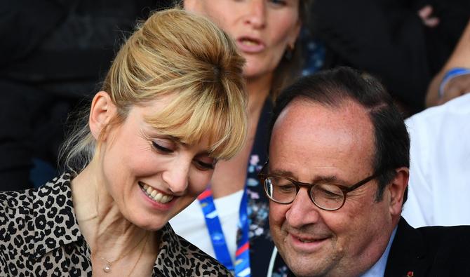 L'ancien président français François Hollande et l'actrice française Julie Gayet lors du match de football amical entre la France et la Chine le 31 mai 2019 au stade Dominique-Duvauchelle de Créteil. (Photo, AFP)