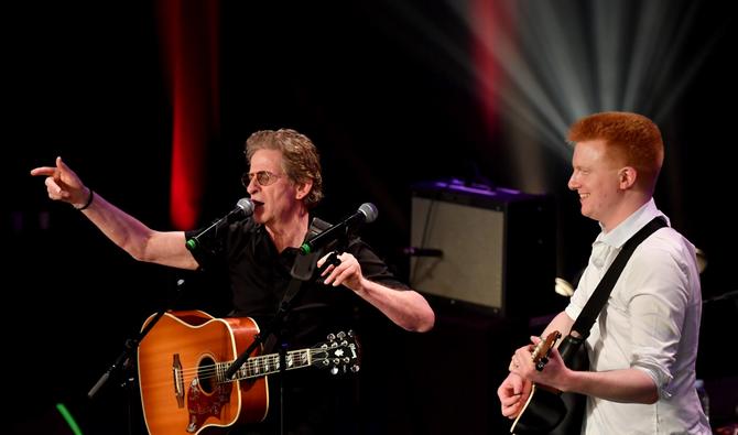 Derrière sa batterie ou à la guitare, modèle rock-star: Adrien Quatennens a assuré le « show » mardi le temps d'un meeting-concert à Lille Photo, AFP)