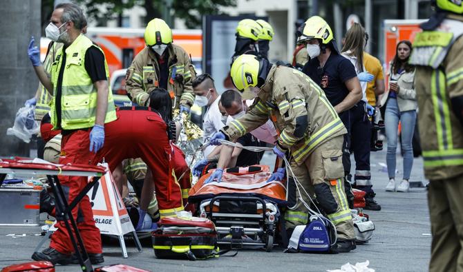 Quelque 130 policiers ont été déployés sur les lieux, ainsi que 80 pompiers, sécurisant la chaussée, prodiguant des soins sur place et interrogeant les témoins. (Photo, AFP)