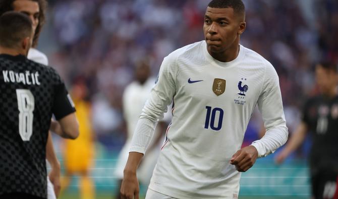 L'attaquant français Kylian Mbappé assiste au match de football UEFA Nations League - League A Group 1 entre la France et la Croatie au Stade de France à Saint-Denis, à la périphérie de Paris, le 13 juin 2022. (Photo, AFP)