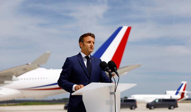 Emmanuel Macron a exhorté mardi les Français à «donner une majorité solide» au pays au nom de «l'intérêt supérieur de la Nation», depuis l'aéroport d'Orly où il s'envolait pour la Roumanie et la Moldavie. (Photo, AFP)