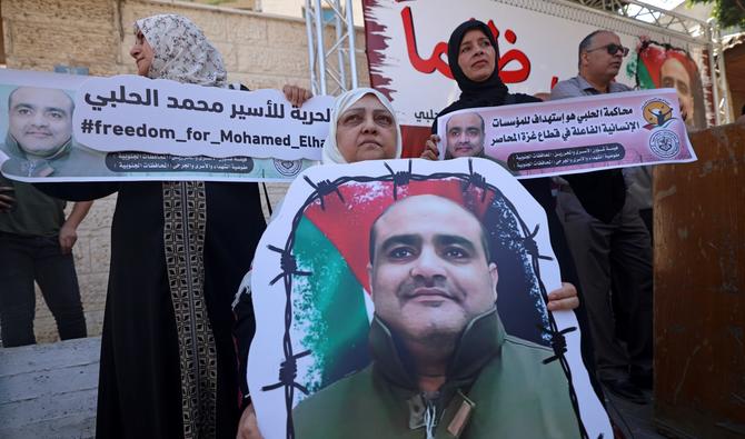 La mère de Mohammed Halabi, ex-directeur palestinien de l'ONG World Vision à Gaza,  participe à un rassemblement devant le siège du CICR à Gaza le 15 juin 2022. (Photo, AFP)