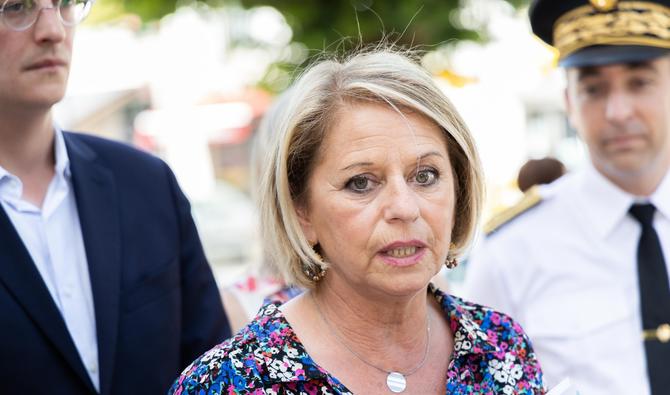 La ministre française de la Santé et de la Prévention, Brigitte Bourguignon, s'adresse à la presse lors d'une visite dans une zone caniculaire rouge à Poitiers, dans l'ouest de la France, le 17 juin 2022. (Photo, AFP)