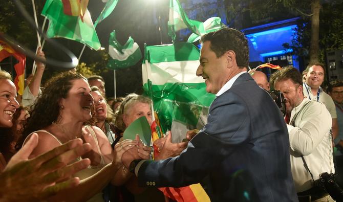 Le candidat du Parti Populaire (PP) aux élections régionales andalouses Juanma Moreno salue des partisans lors d'un meeting à la suite des élections régionales andalouses, à Séville le 19 juin 2022. (Photo, AFP)