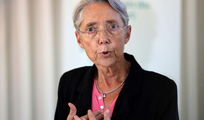 La Première ministre française Elisabeth Borne s'adresse aux représentants des médias à la suite d'une présentation de GRTGaz à Bois-Colombes, au nord-ouest de Paris, le 23 juin 2022. (Photo, AFP)