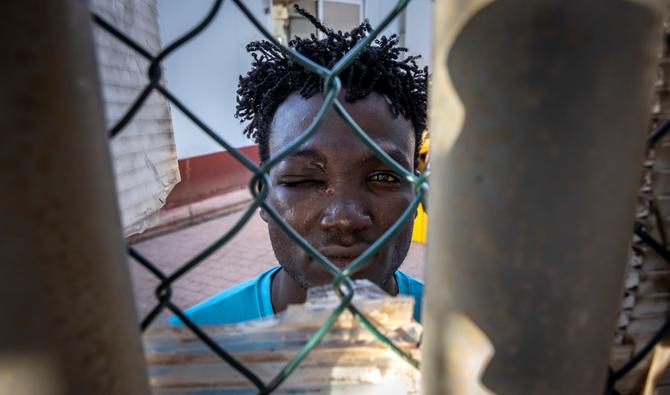 Un migrant soudanais blessé à l'œil est photographié dans le centre temporaire pour immigrants et demandeurs d'asile de l'enclave espagnole de Melilla, près de la ville marocaine de Nador, le 25 juin 2022. (Photo, AFP)