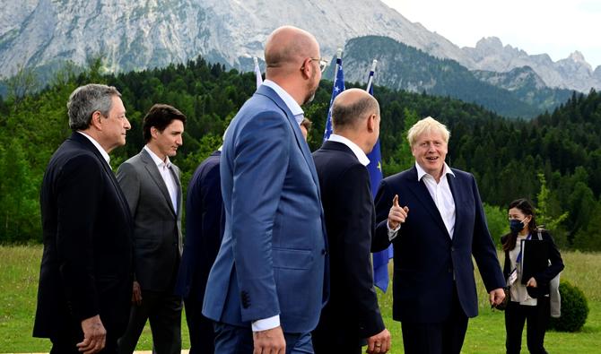 Le Premier ministre italien Mario Draghi, le Premier ministre canadien Justin Trudeau, le président du Conseil européen Charles Michel, le chancelier allemand Olaf Scholz et le Premier ministre britannique Boris Johnson lors du sommet du G7 qui s'est tenu au château d'Elmau, dans le sud de l'Allemagne, le 26 juin 2022. (Photo, AFP)