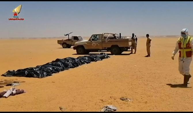 Des membres de la branche locale du service libyen «de secours et d'urgences» de la ville de Koufra récupèrent les dépouilles de personnes retrouvées mortes de soif en plein désert libyen, près de la frontière avec le Tchad. (Photo, AFP)