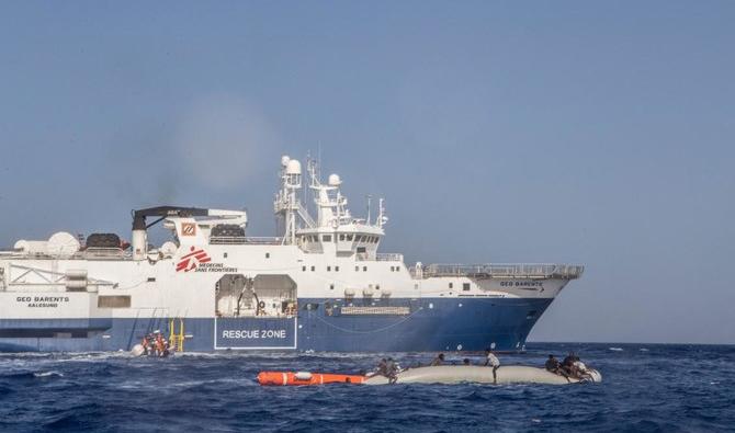 Cette photo prise lundi et distribuée mardi par Médecins Sans Frontières (Médecins Sand Frontières, MSF) montre une opération de sauvetage de 71 personnes d'un canot pneumatique en détresse, par l'équipage du navire de sauvetage de migrants Geo Barents de l'association. (Photo, AFP)