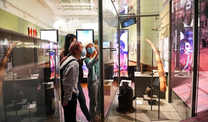 Les visiteurs regardent les expositions de la Kelvingrove Art Gallery and Museum, à Glasgow le 26 avril 2021. (Photo, AFP)