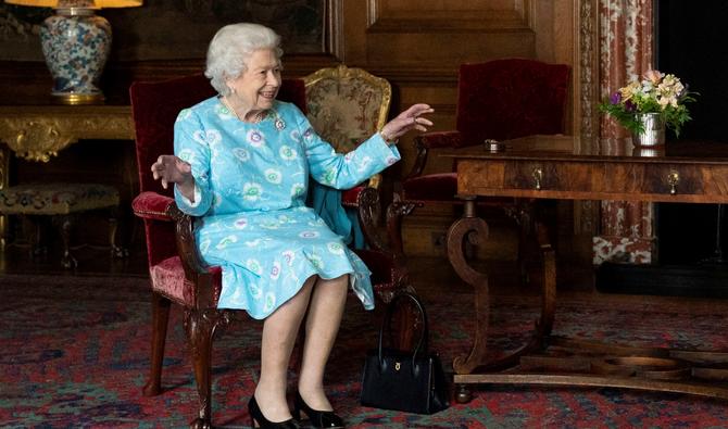Souriante, en tenue bleu tendre, la reine a été photographiée au palais de Holyroodhouse, à Edimbourg. (Photo, AFP)