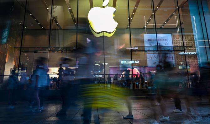 Des gens passent devant un magasin Apple à Shanghai, le 5 octobre 2021. (Photo, AFP)