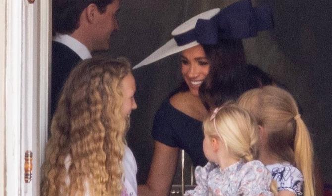 Les tabloïds ont montré des photos de Meghan, en robe sombre et large chapeau blanc, faisant signe en souriant à des enfants de se taire. (Photo, Twitter)