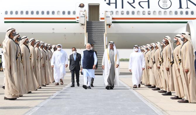Le Premier ministre Modi a été accueilli mardi à l'aéroport d’Abou Dhabi par le président des EAU, Cheikh Mohammed ben Zayed Al Nahyan. (Source: Twitter du Premier ministre Modi)Le Premier ministre Modi a été accueilli mardi à l'aéroport d’Abou Dhabi par le président des EAU, Cheikh Mohammed ben Zayed Al Nahyan. (Source: Twitter du Premier ministre Modi)