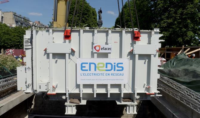 Enedis a indiqué avoir acheminé sur place des groupes électrogènes qui ont la capacité d'alimenter «environ 2 000 foyers sur les 3 800». (Photo, AFP)