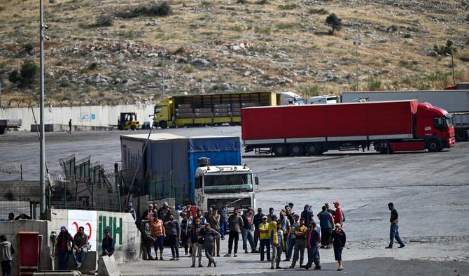 Des travailleurs en aide humanitaire attendent à la porte frontière de Cilvegozu près du Centre de transfert du Programme alimentaire mondial des Nations Unies dans le district de Reyhanli à Hatay, le 2 juin 2022. (Photo, AFP)