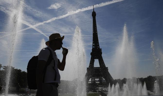 Un homme se rafraîchit aux fontaines du Trocadéro, au milieu des températures élevées à Paris, le 16 juin 2022. (Photo, AFP)