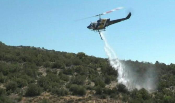 Trois hélicoptères et cinq bombardiers d'eau au total épaulés par une cinquantaine de pompiers ont commencé à lutter contre les flammes mercredi après-midi. (Photo, AFP)
