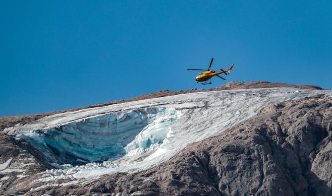 Sur des images transmises par les secours alpins, on peut voir les secouristes s'activer près du lieu du sinistre, survolé par des hélicoptères pour acheminer les victimes dans la vallée au village de Canazei, non loin de l'endroit d'où part le téléphérique qui conduit au sommet du glacier. (Photo, AFP)