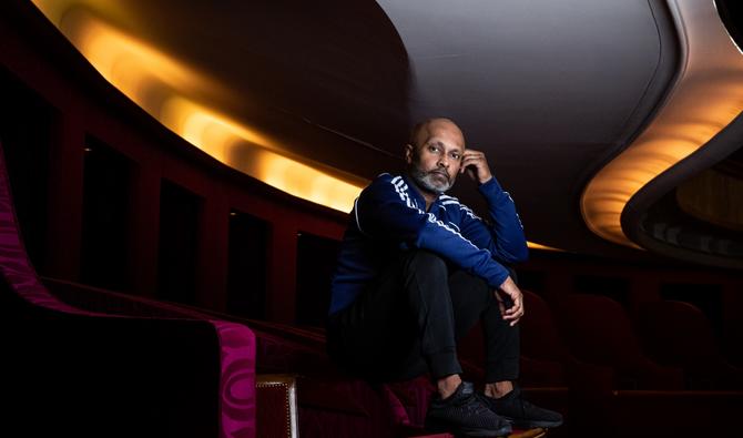 Le danseur et chorégraphe anglais Akram Khan, pose lors d'une séance photo au Théâtre des Champs Elysées à Paris, le 4 juillet 2022. (Photo, AFP)